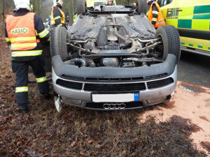 Auto skončilo na střeše, zranili se tři ze čtyř cestujících