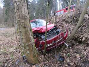 Při odkašlávání sjel ze silnice, zdemoloval auto a sám skončil v nemocnici