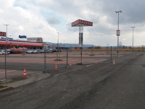 Bauhaus omezil vjezd do obchodního domu Kika