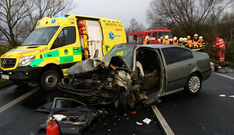 Vážná nehoda uzavřela silnici z České Lípy do Mimoně