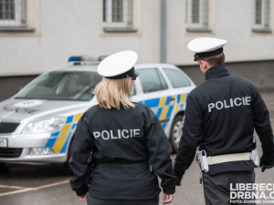 Všímavý kolemjdoucí upozornil na podezřelé auto. Policie zjistila, že je kradené