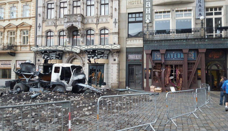 Vybuchlá cisterna u liberecké radnice