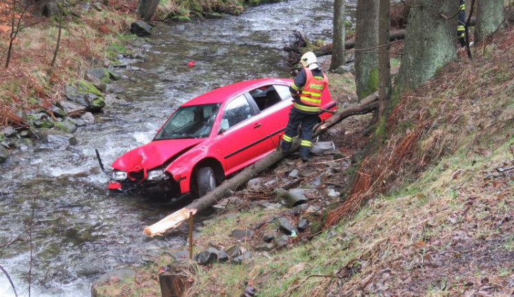 Řidička zaparkovala svou Octavii do koryta řeky