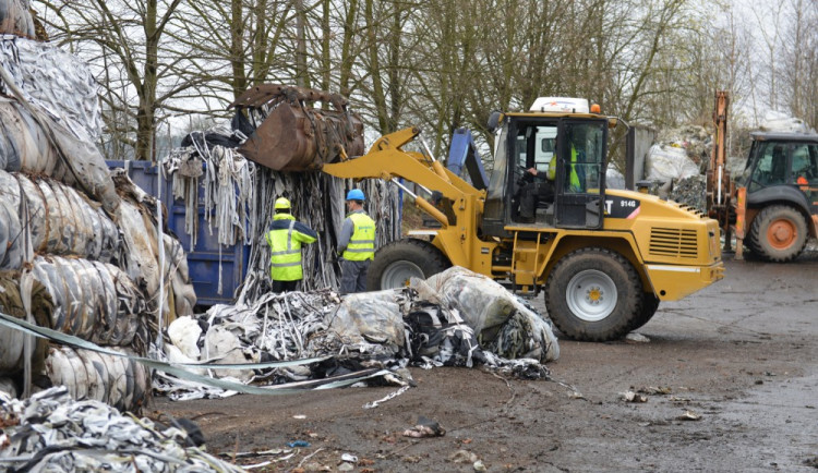 V česko-polském pohraničí začala likvidace zbylé části nelegálního odpadu