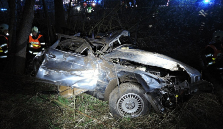 Vážná nehoda na hlavním tahu na Turnov. Z BMW zůstal jen vrak