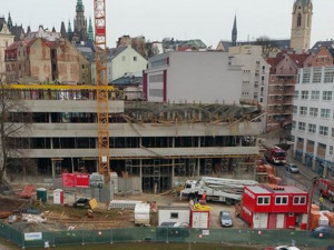 Na stavbě multifunkčního domu ve Frýdlantské ulici se zřítila část konstrukce