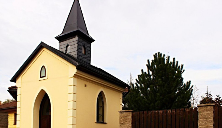 V Šimonovicích opravili stoletou kapli Božího milosrdenství