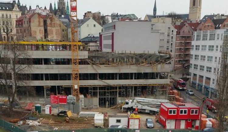 Zřícené lešení na stavbě.