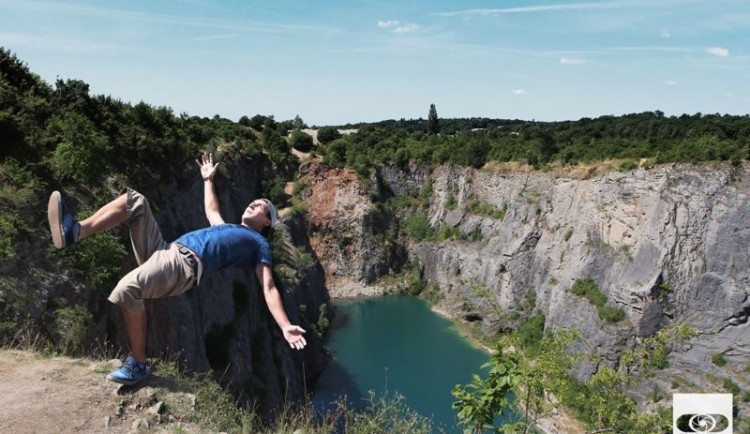 Unikátní kouzelnická show Radka Bakaláře míří do vratislavických "desítek"