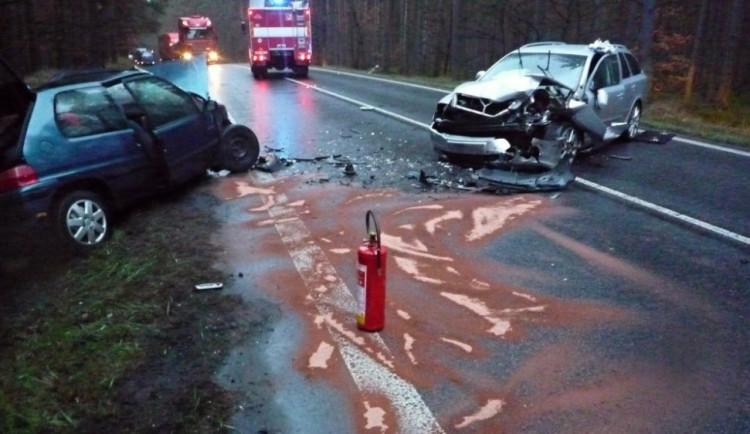 Řidič Octavie předjížděl na nepřehledném úseku, těžce zranil dva lidi v protijedoucím autě