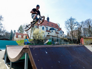 Skatepark po zimě otevřel. S novými překážkami i U rampou vylepšenou od Rotra