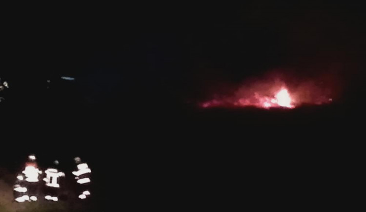 Hasiče zaměstnal další požár trávy. V noci na pátek hořelo u polských hranic