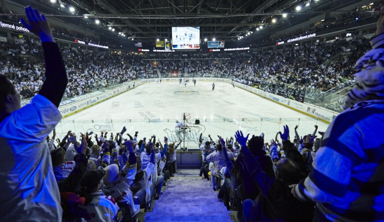 Tygry požene nejen plná aréna, ale také fanoušci na náměstí před radnicí