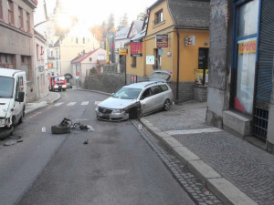 Nepozorný řidič zastavil své auto až o dům. Při tvrdém nárazu utrhl kolo