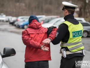 Dvojice zlodějů skončila v rukou policistů. Na svědomí mají osm ukradených škodovek