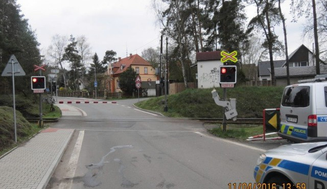 Řidič čistícího vozu jen o fous unikl střetu s vlakem. Nezazmatkoval a prorazil závoru