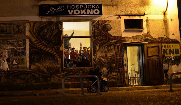 Oblíbená pivnice Vokno se za dva týdny otevře. Pod "svá křída" si ji vzali architekti ze studia Mjölk