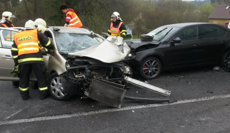 Srážka tří aut uzavřela dnes na dvě hodiny silnici 9 v Zahrádkách