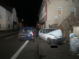 Řidička se vyhýbala kočce, nabourala další auto a plot