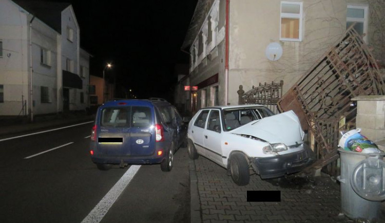 Řidička se vyhýbala kočce, nabourala další auto a plot