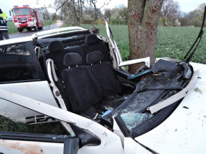 Další tragická nehoda na Liberecku. Po nárazu do stromu zemřel u Svijan řidič osobního auta