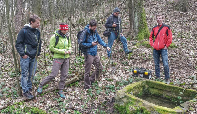 Vědci z univerzit zkoumají prameny v česko-německém příhraničí
