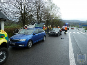 Řidič otočil u Jítravy svou dodávku na střechu, nic vážného se mu nestalo