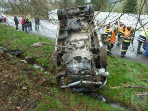 Řidič otočil u Jítravy svou dodávku na střechu, nic vážného se mu nestalo