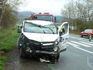 Řidič otočil u Jítravy svou dodávku na střechu, nic vážného se mu nestalo
