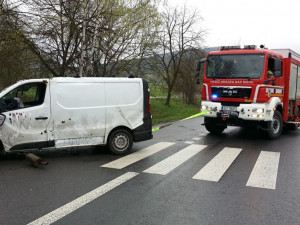 Řidič otočil u Jítravy svou dodávku na střechu, nic vážného se mu nestalo
