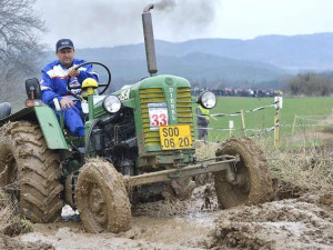 Do Vyskře se opět sjedou desítky traktorů. Tradiční závody v bahně slaví letos jubileum