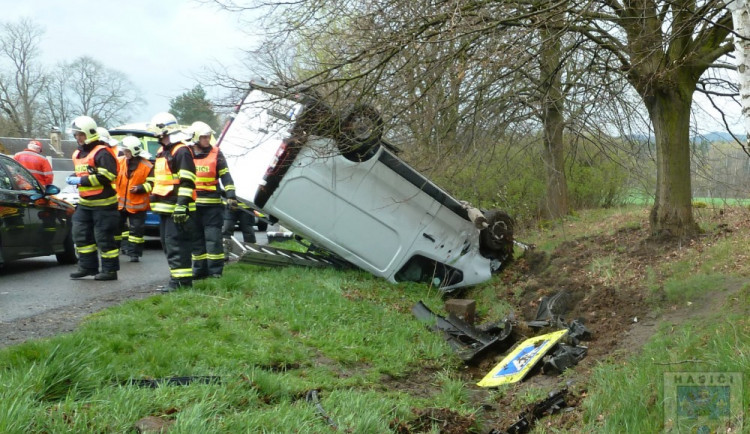 Řidič otočil u Jítravy svou dodávku na střechu, nic vážného se mu nestalo