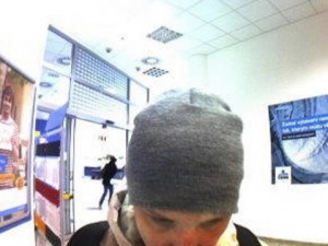 Je vám povědomý tento muž? Z bankomatů vybírá peníze na kradené platební karty