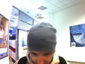 Je vám povědomý tento muž? Z bankomatů vybírá peníze na kradené platební karty