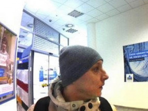 Je vám povědomý tento muž? Z bankomatů vybírá peníze na kradené platební karty