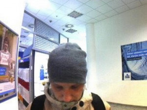 Je vám povědomý tento muž? Z bankomatů vybírá peníze na kradené platební karty