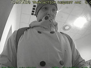 Je vám povědomý tento muž? Z bankomatů vybírá peníze na kradené platební karty