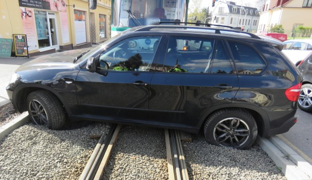 Řidička vjela svým BMW přímo před tramvaj. Škoda je 650 tisíc korun