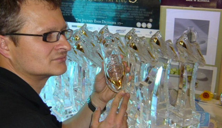 Trofeje na mítink, kde vyhrává Bolt, vytváří v Novém Boru