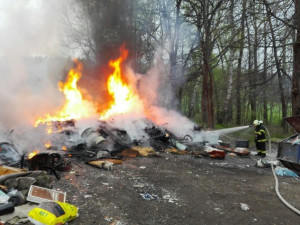 FOTO: V Hejnicích hořela skládka odpadu, požár se podařilo rychle zlikvidovat