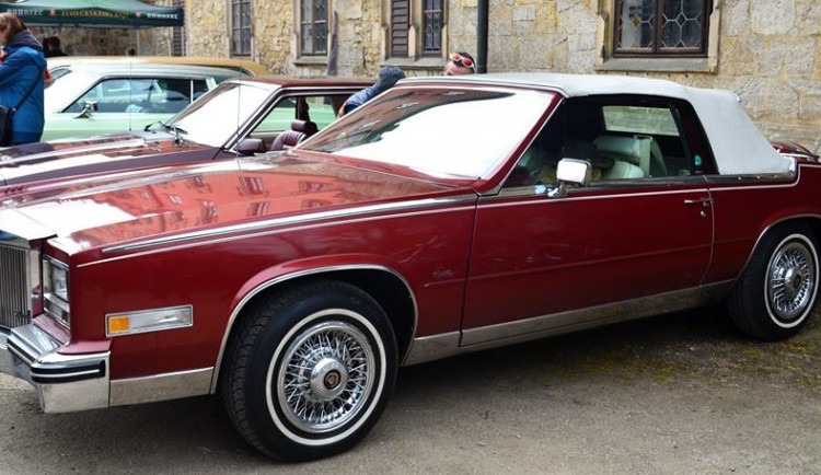 Na Sychrově si dali dostaveníčko milovníci amerických automobilových veteránů