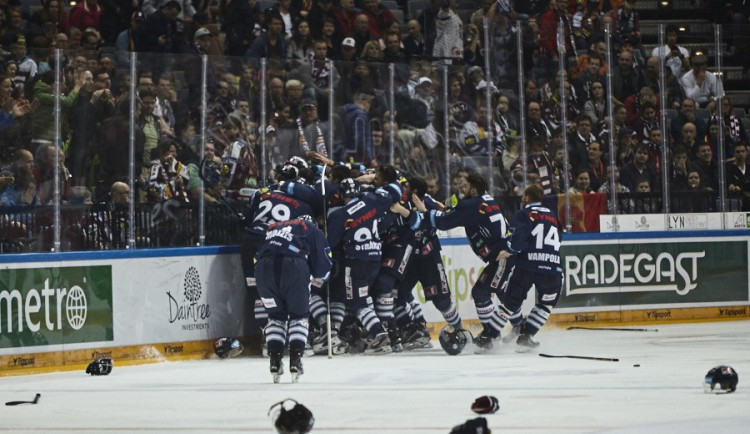 Střihání vousů a oslavy v liberecké aréně. Tygři zakončili sezonu snů mistrovskou euforií