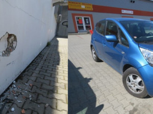 Řidička si spletla pedály a nabourala do zdi obchodu