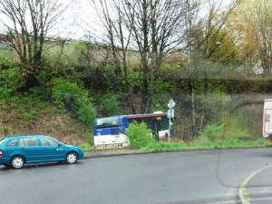 Autobus projel křižovatkou na Františkově a zastavil se až v příkopu