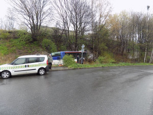 Autobus projel křižovatkou na Františkově a zastavil se až v příkopu