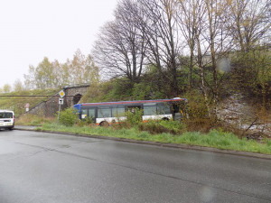 Autobus projel křižovatkou na Františkově a zastavil se až v příkopu
