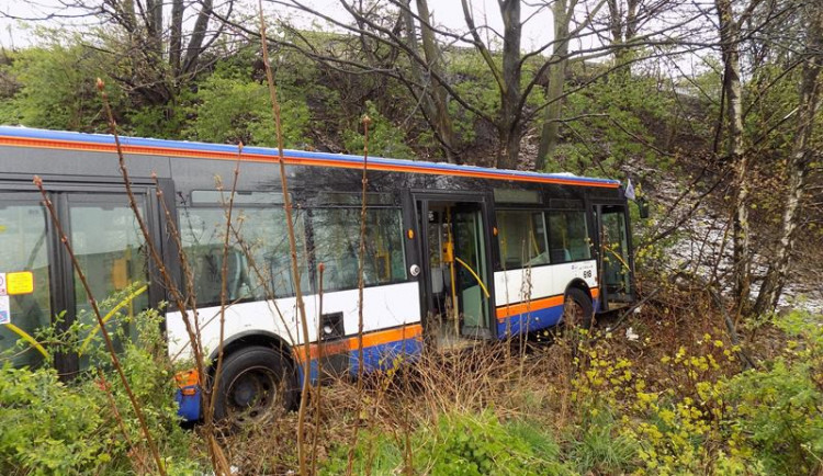 Autobus projel křižovatkou na Františkově a zastavil se až v příkopu