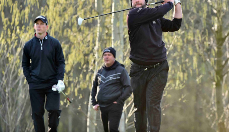 Vítěz turnaje Marek Siakala právě odpálil míček.