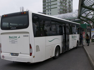 Kraj prodloužil smlouvy s autobusovými dopravci, opozici se postup nelíbí