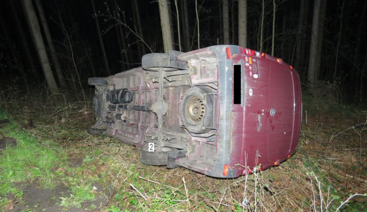 Řidič neukočíroval svou dodávku, sjel ze silnice a převrátil ji na bok